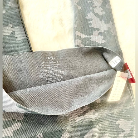 New with tags SPANX “LOOK AT ME NOW LEGGINGS” in BLACK CAMO Sizes XS and Large - Picture 4 of 9